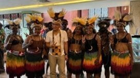 Rocky Gerung saat tiba di Timika, Selasa(19/11/2024). Foto: Istimewa