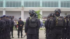 Personil gabungan saat mengikuti apel pengamanan dihalaman GOR Futsal jalan Poros SP II SP V. (Foto: Kristin Rejang)