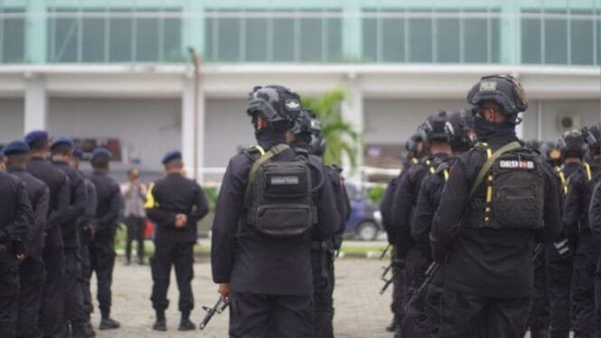 
Personil gabungan saat mengikuti apel pengamanan dihalaman GOR Futsal jalan Poros SP II SP V. (Foto: Kristin Rejang)