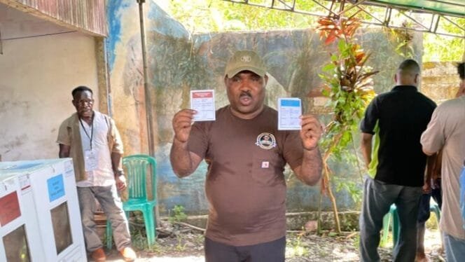 
Calon Bupati Nomor urut 3, Maximus Tipagau saat menunjukan surat suara di TPS saat pemilihan. (Foto: Istimewa)
