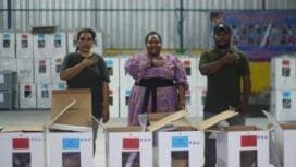 Ketua KPU Papua Tengah berfoto bersama KPU Kabupaten usai melaksanakan tinjauan ke Gedung logistik. (Foto: Kristin Rejang)