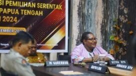 Ketua KPU Papua Tengah, Jennifer Darling Tabuni saat melaksanakan rapat koordinasi bersama Bawaslu serta jajaran Forkopimda. (Foto: Kristina Rejang)