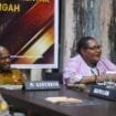 Ketua KPU Kabupaten Mimika, Jennifer Darling Tabuni saat bersama Asisten I Setda Provinsi Papua Tengah, Menase Kadepa saat rapat koordinasi persiapan rekapitulasi tingkat Provinsi Papua Tengah. (Foto: Kristin Rejang)