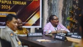 Ketua KPU Kabupaten Mimika, Jennifer Darling Tabuni saat bersama Asisten I Setda Provinsi Papua Tengah, Menase Kadepa saat rapat koordinasi persiapan rekapitulasi tingkat Provinsi Papua Tengah. (Foto: Kristin Rejang)