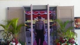 Pintu Metal Detektor yang berada di area pintu masuk gedung aula RRI. (Foto: Edwin Rumanasen)