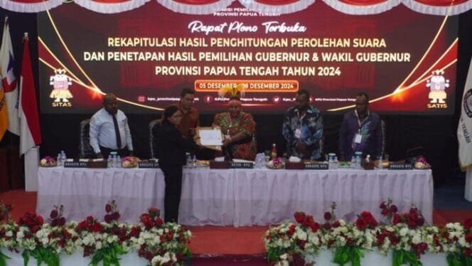 
Ketua KPU Kabupaten Nabire, Sarlota Nelcy Martha Wartanoy saat menyerahkan hasil rekapitulasi tingkat Provinsi Papua Tengah kepada Ketua KPU Papua Tengah, Jennifer Darling Tabuni. (Foto: Kristin Rejang)