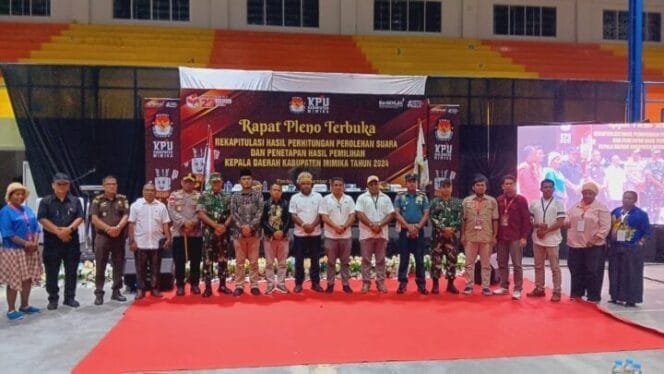 
Suasana foto bersama usai KPU Mimika melaksanakan proses rekapitulasi tingkat Kabupaten. (Foto: JMSI)
