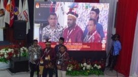 Komisioner KPU Mimika saat membacakan hasil rekapitulasi Pemilihan Gubernur. (Foto: Kristin Rejang)