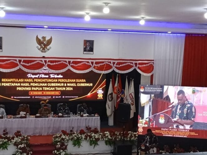 
Suasana Pleno Rekapitulasi Hasil Penghitungan Perolehan Suara Tingkat Provinsi Papua Tengah. (Foto: Kristin Rejang)