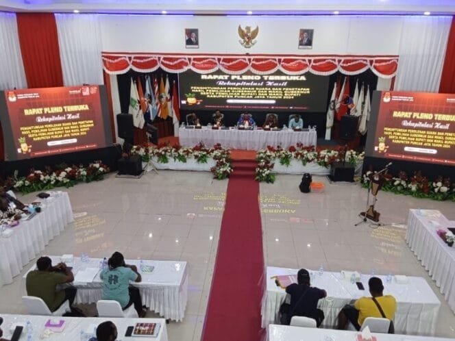 
Suasana pleno rekapitulasi tingkat Kabupaten Puncak Jaya. (Foto: Kristin Rejang)