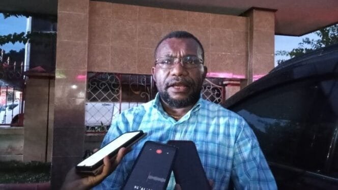 
Koordinator Divisi Sosialisasi KPU Papua Tengah, Oktovianus Takimai. (Foto: Kristin Rejang)