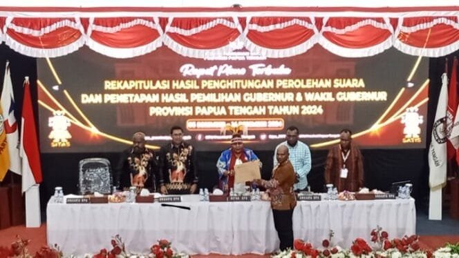 
Suasana rekapitulasi suara Pilkada tingkat Provinsi dari Kabupaten Intan Jaya. (Foto: Edwin Rumanasen)