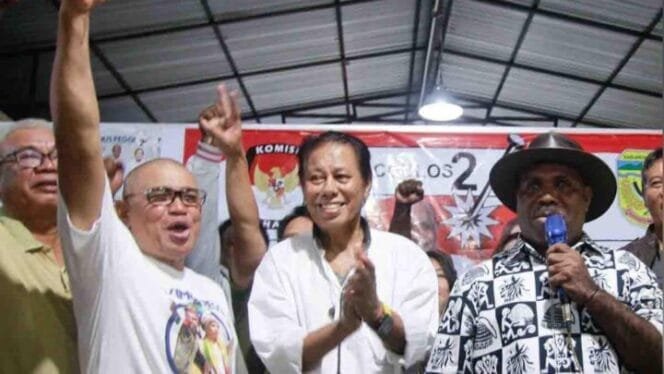 
Calon Bupati nomor urut 2, Maximus Tipagau bersama tim nya. (Foto: Istimewa)