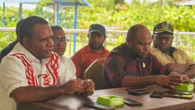 
Para anggota DPRD Mimika saat melakukan jumpa pers. (Foto: Kristin Rejang/Sasagupapua.com)