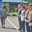Bupati Mesak Magai saat menghadiri apel gelar pasukan operasi keselamatan 2025. (Foto: Humas Polres Nabire)