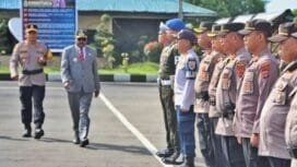 Bupati Mesak Magai saat menghadiri apel gelar pasukan operasi keselamatan 2025. (Foto: Humas Polres Nabire)