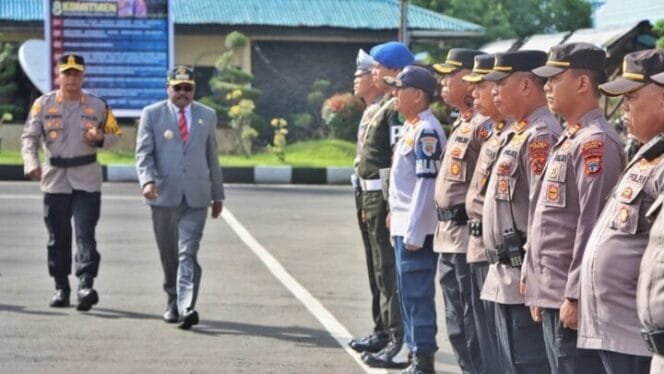 
Bupati Mesak Magai saat menghadiri apel gelar pasukan operasi keselamatan 2025. (Foto: Humas Polres Nabire)