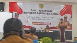 Pj.Bupati Kabupaten Mimika, Yonathan Demme Tangdilintin saat membawakan sambutan. (Foto: Kristin Rejang/Sasagupapua.com)