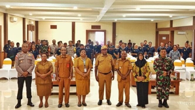 
Foto bersama perwakilan Bappeda, TNI-POLRI dan Panitia Distrik Iwaka serta seluruh peserta saat Musrenbang Distrik Iwaka Tahun 2025. (Foto: Edwin Rumanasen/sasagupapua.com)
