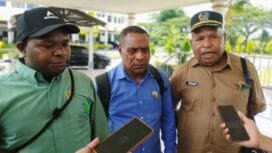 Abrian Katagame (baju hijau), Domingus Kapiyau dan Anton N Alom. Foto: Istimewa