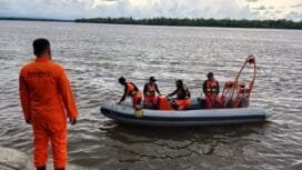 Tim SAR saat melakukan pencarian korban yang melompat dari atas Kapal. (Foto: Humas SAR Timika)
