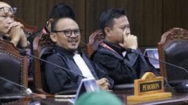 Kuasa Hukum Pemohon hadir pada persidangan Pengucapan Putusan Perkara Nomor 283/PHPU.BUP-XXIII/2025 Perselisihan Hasil Pemilihan Umum Bupati Kabupaten Puncak, Senin (24/2) di Ruang Sidang Pleno MK. Foto Humas/Bayu