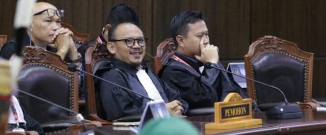 
Kuasa Hukum Pemohon hadir pada persidangan Pengucapan Putusan Perkara Nomor 283/PHPU.BUP-XXIII/2025 Perselisihan Hasil Pemilihan Umum Bupati Kabupaten Puncak, Senin (24/2) di Ruang Sidang Pleno MK. Foto Humas/Bayu
