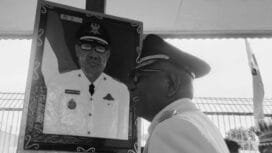 Johannes Rettob saat di depan satu karya lukisan Warga Binaan Lapas saat pemberian remisi di Lapas kelas IIB dalam momen 17 Agustus Tahun 2024 lalu. (Foto: Kristin Rejang/Sasaguapapua.com)