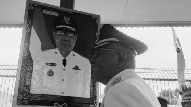 
Johannes Rettob saat di depan satu karya lukisan Warga Binaan Lapas saat pemberian remisi di Lapas kelas IIB  dalam momen 17 Agustus Tahun 2024 lalu. (Foto: Kristin Rejang/Sasaguapapua.com)