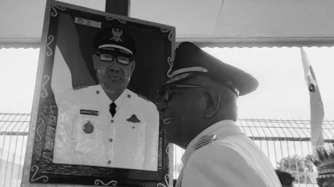 
Johannes Rettob saat di depan satu karya lukisan Warga Binaan Lapas saat pemberian remisi di Lapas kelas IIB  dalam momen 17 Agustus Tahun 2024 lalu. (Foto: Kristin Rejang/Sasaguapapua.com)