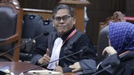Kuasa Hukum Pemohon hadir pada persidangan Pengucapan Putusan Perkara Nomor 305/PHPU.BUP-XXIII/2025 Perselisihan Hasil Pemilihan Umum Bupati Kabupaten Puncak Jaya, Senin (24/2) di Ruang Sidang Pleno MK. Foto Humas/Bayu