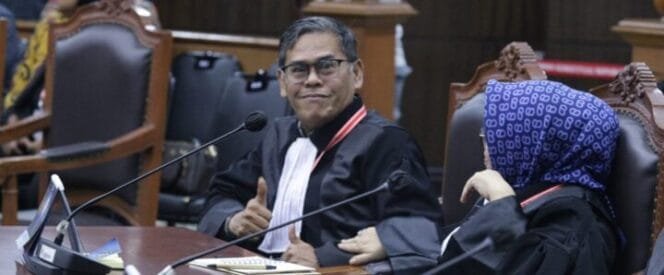 Kuasa Hukum Pemohon hadir pada persidangan Pengucapan Putusan Perkara Nomor 305/PHPU.BUP-XXIII/2025 Perselisihan Hasil Pemilihan Umum Bupati Kabupaten Puncak Jaya, Senin (24/2) di Ruang Sidang Pleno MK. Foto Humas/Bayu