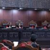 Ketua Mahkamah Konstitusi (MK) Suhartoyo (tengah) saat didampingi 8 Hakim Konstitusi pada sidang Pengucapan Putusan di Ruang Sidang Pleno, Gedung 1 MK. Foto Humas/Ifa