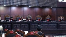 Ketua Mahkamah Konstitusi (MK) Suhartoyo (tengah) saat didampingi 8 Hakim Konstitusi pada sidang Pengucapan Putusan di Ruang Sidang Pleno, Gedung 1 MK. Foto Humas/Ifa