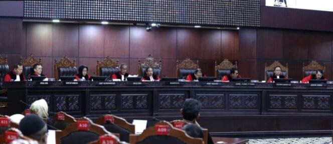 
Ketua Mahkamah Konstitusi (MK) Suhartoyo (tengah) saat didampingi 8 Hakim Konstitusi pada sidang Pengucapan Putusan di Ruang Sidang Pleno, Gedung 1 MK. Foto Humas/Ifa