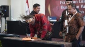 Ketua KPU Mimika, Dete Abugau saat menandatangani berita acara penetapan calon Bupati dan wakil bupati Mimika terpilih. (Foto: Kristin/Sasagupapua.com)