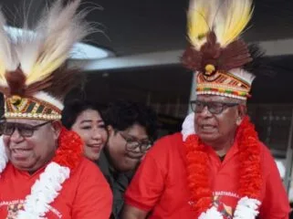 Pasangan Bupati dan Wakil Bupati Mimika terpilih, Johannes Rettob dan Emanuel Kemong (JOEL) saat tiba di Bandara Mozes Kilangin Timika. (Foto: Kristin Rejang/Sasagupapua.com)