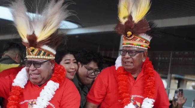 Pasangan Bupati dan Wakil Bupati Mimika terpilih, Johannes Rettob dan Emanuel Kemong (JOEL) saat tiba di Bandara Mozes Kilangin Timika. (Foto: Kristin Rejang/Sasagupapua.com)