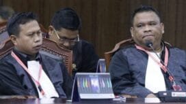 Kuasa Hukum Pemohon hadir pada persidangan Pengucapan Putusan Perkara Nomor 260/PHPU.BUP-XXIII/2025 Perselisihan Hasil Pemilihan Umum Bupati Kabupaten Boven Digoel, Senin (24/2) di Ruang Sidang Pleno MK. Foto Humas/Bayu