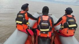 Tim SAR saat melakukan pencarian korban yang nekat melompat dari atas KM Sirimau. (Foto: Istimewa)