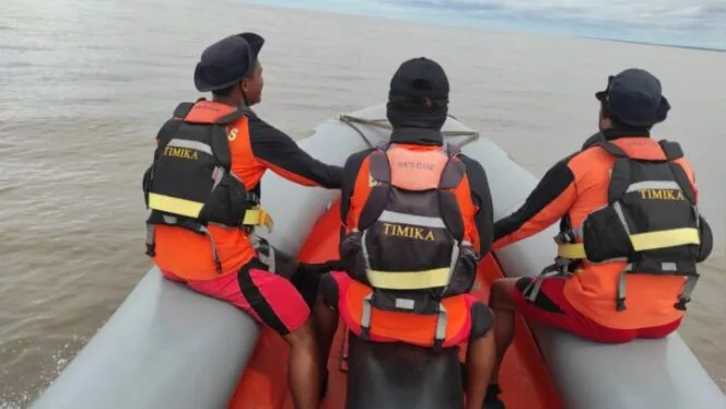 
Tim SAR saat melakukan pencarian korban yang nekat melompat dari atas KM Sirimau. (Foto: Istimewa)