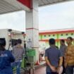 Tim Disperindag ketika melakukan pemeriksaan di sejumlah SPBU yang ada di Timika. (Foto: Istimewa)