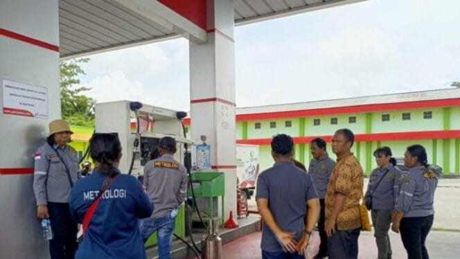 
Tim Disperindag ketika melakukan pemeriksaan di sejumlah SPBU yang ada di Timika. (Foto: Istimewa)