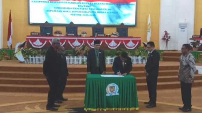
Suasana rapat paripurna pengumuman penetapan calon Bupati dan Wakil Bupati Mimika terpilih. (Foto: Istimewa)