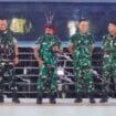 Staf Khusus Menteri Pertahanan RI Bidang Kedaulatan Negara, Tituler TNI AD Letnan Kolonel, Lenis Kogoya (Tengah) beserta rombongan dalam kegiatan sosialisasi MBG. Foto: Edwin Rumanasen