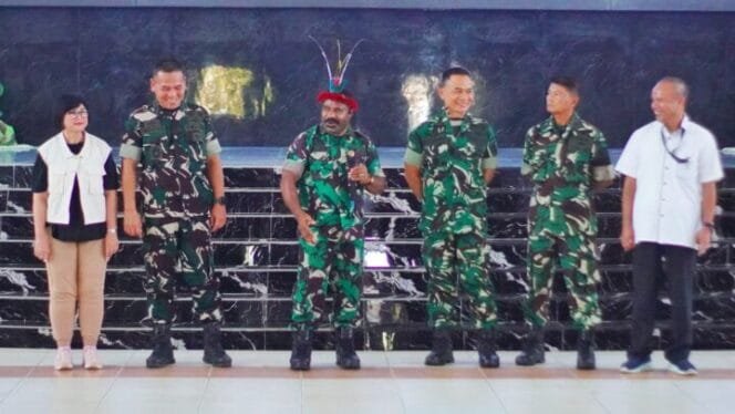 
Staf Khusus Menteri Pertahanan RI Bidang Kedaulatan Negara, Tituler TNI AD Letnan Kolonel, Lenis Kogoya (Tengah) beserta rombongan dalam kegiatan sosialisasi MBG. Foto: Edwin Rumanasen 