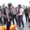 Suasana pihak kepolisian saat mengevakuasi mayat tanpa identitas yang ditemukan di Jalan WR. Supratman (Petrosea) baru tembus bandara Timika. (Foto: Kristin Rejang)