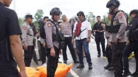 Suasana pihak kepolisian saat mengevakuasi mayat tanpa identitas yang ditemukan di Jalan WR. Supratman (Petrosea) baru tembus bandara Timika. (Foto: Kristin Rejang)