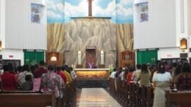 Suasana Misa pembakaran daun palem di Gereja Katedral Tiga Raja Timika, Papua Tengah. (Foto: Kristin Rejang/Sasagupapua)