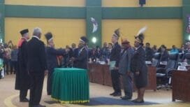 Ketua Sementara DPRK Mimika, Iwan Anwar menyerahkan palu sidang kepada pimpinan DPRK definitif. (Foto: Kristin Rejang/Sasagupapua.com)